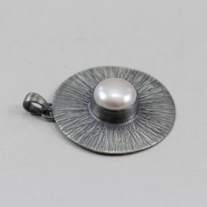 perła w fakturowanym srebrze, perła, naturalna perła, wisior, wisior z perłą, srebrny wisior z perłą, srebro fakturowane, srebro oksydowane,  srebrna biżuteria chileart 